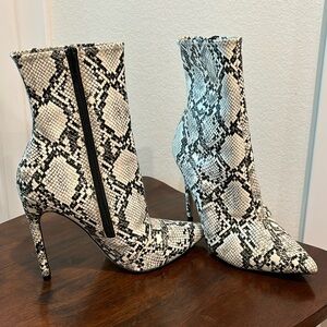 Steve Madden snake print stilettos - size 8.5